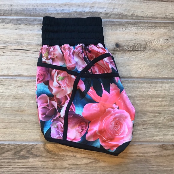Lululemon Tracker Shorts - Secret Garden, Sz 4 - Picture 7 of 7